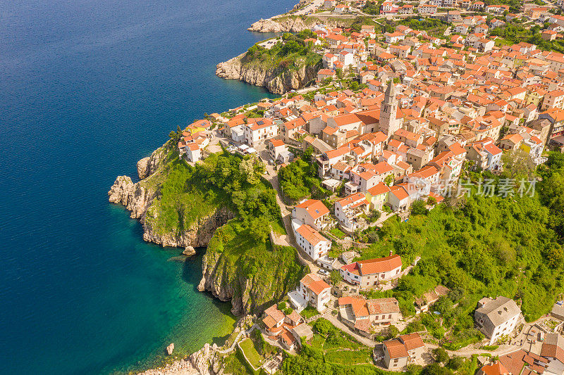 海岸老城Vrbnik和悬崖的鸟瞰图，Vrbnik, Krk岛。